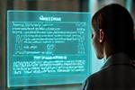 Uomo concentrato che analizza dati medici su un monitor, simboleggiando la personalizzazione delle cure.