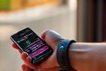 Atleta con un dispositivo wearable che monitora i dati del proprio allenamento, enfatizzando la tecnologia nel fitness.